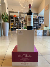 Carica l&#39;immagine nel visualizzatore di Gallery, TENUTA CALIMAIA 2020 NOBILE DI MONTEPULCIANO &quot;FRESCOBALDI&quot; BOX 3 BOTTIGLIE CON 2 CALICI MAGNUM OMAGGIO
